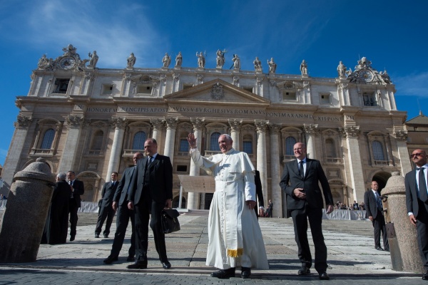 papież franciszek na placu świętego piotra